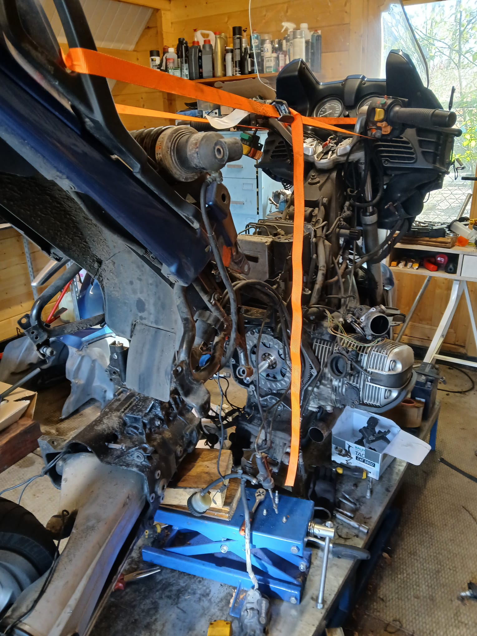 Arjan werkt met een fijn gereedschap aan de bekabeling van een KTM in de werkplaats